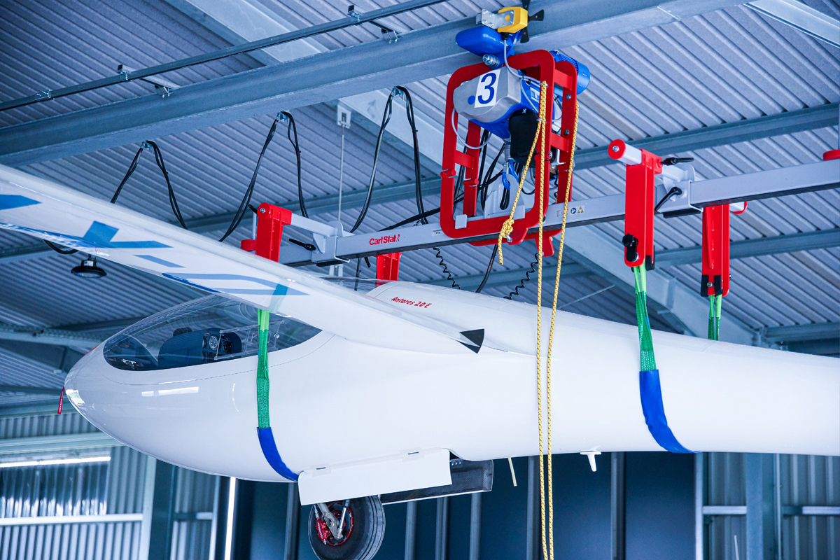 Aufhängung für Segelflugzeuge in einem Hangar