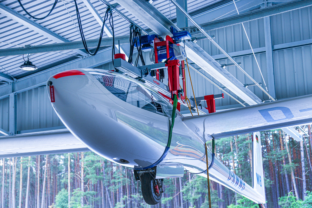 Aufhängung für Segelflugzeuge in einem Hangar